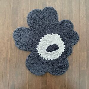 marimekko unikko bathmat - charcoal x white 29.13 x 28.74"